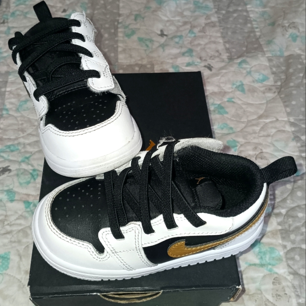 Jordan Kids Black, White, and Gold Sneakers In Excellent Condition. Light Wear.